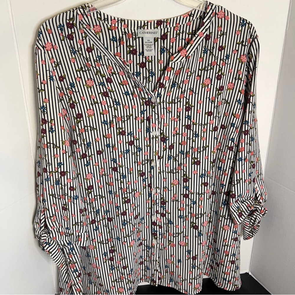 Catherine’s blouse size 22/24 2x. Three-quarter sleeve, white, black. Like new.